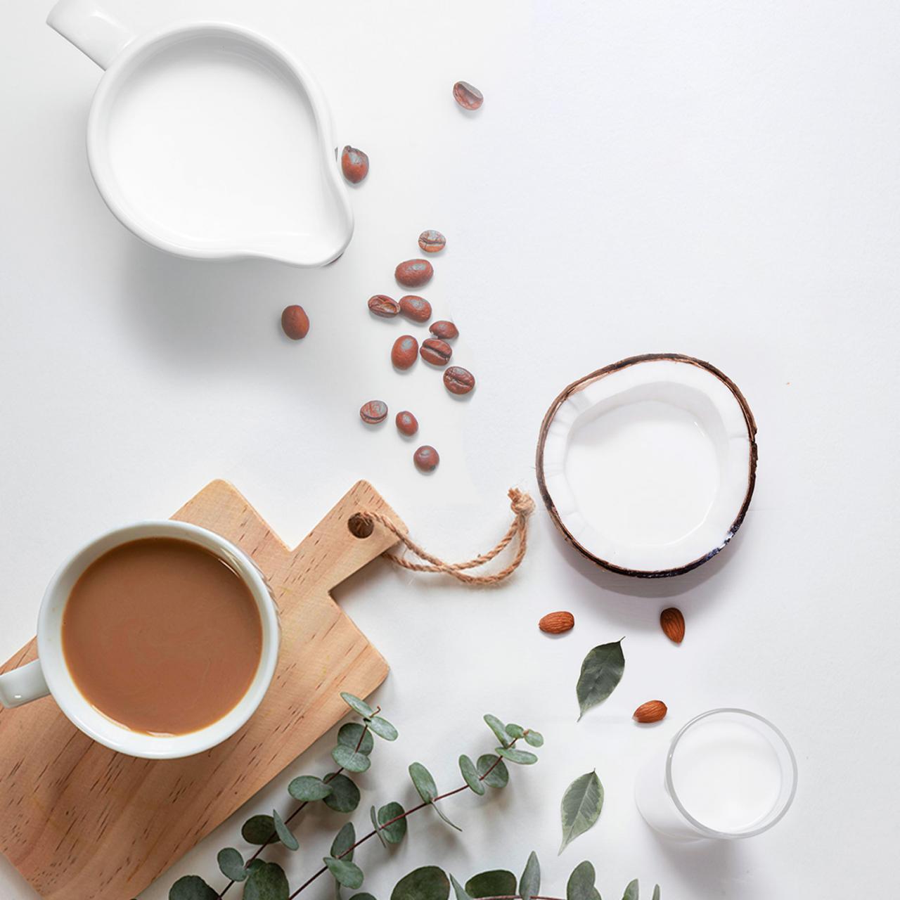 Bela kava brez kofeina s kokosovim mlekom