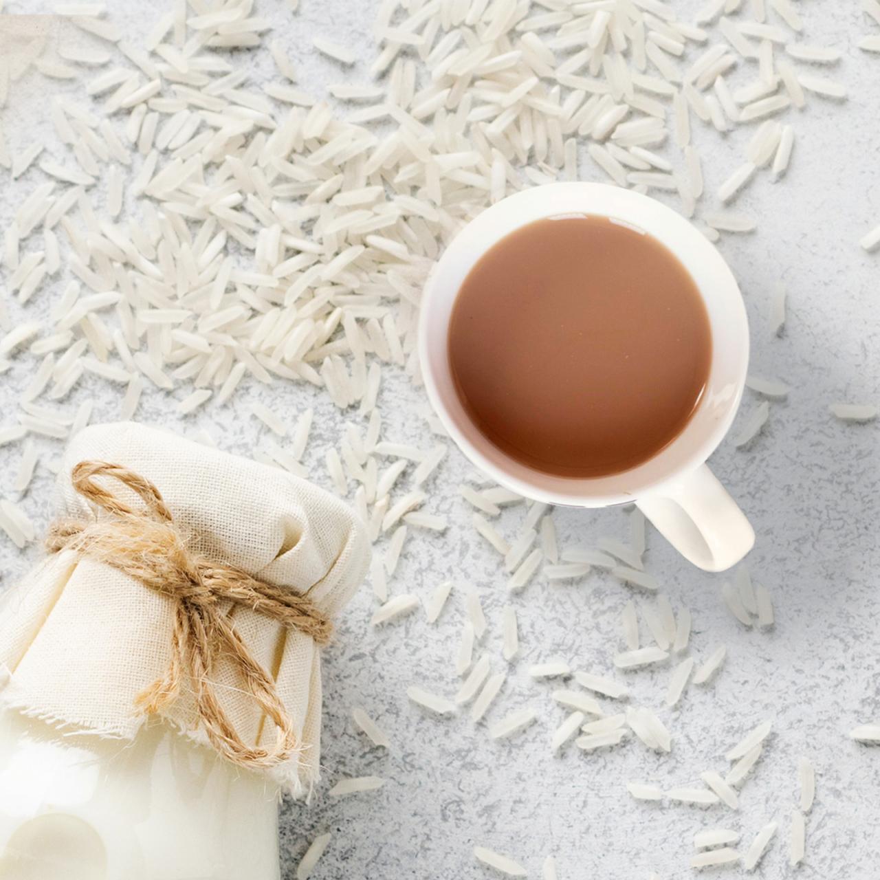 Bela kava brez kofeina z riževim mlekom