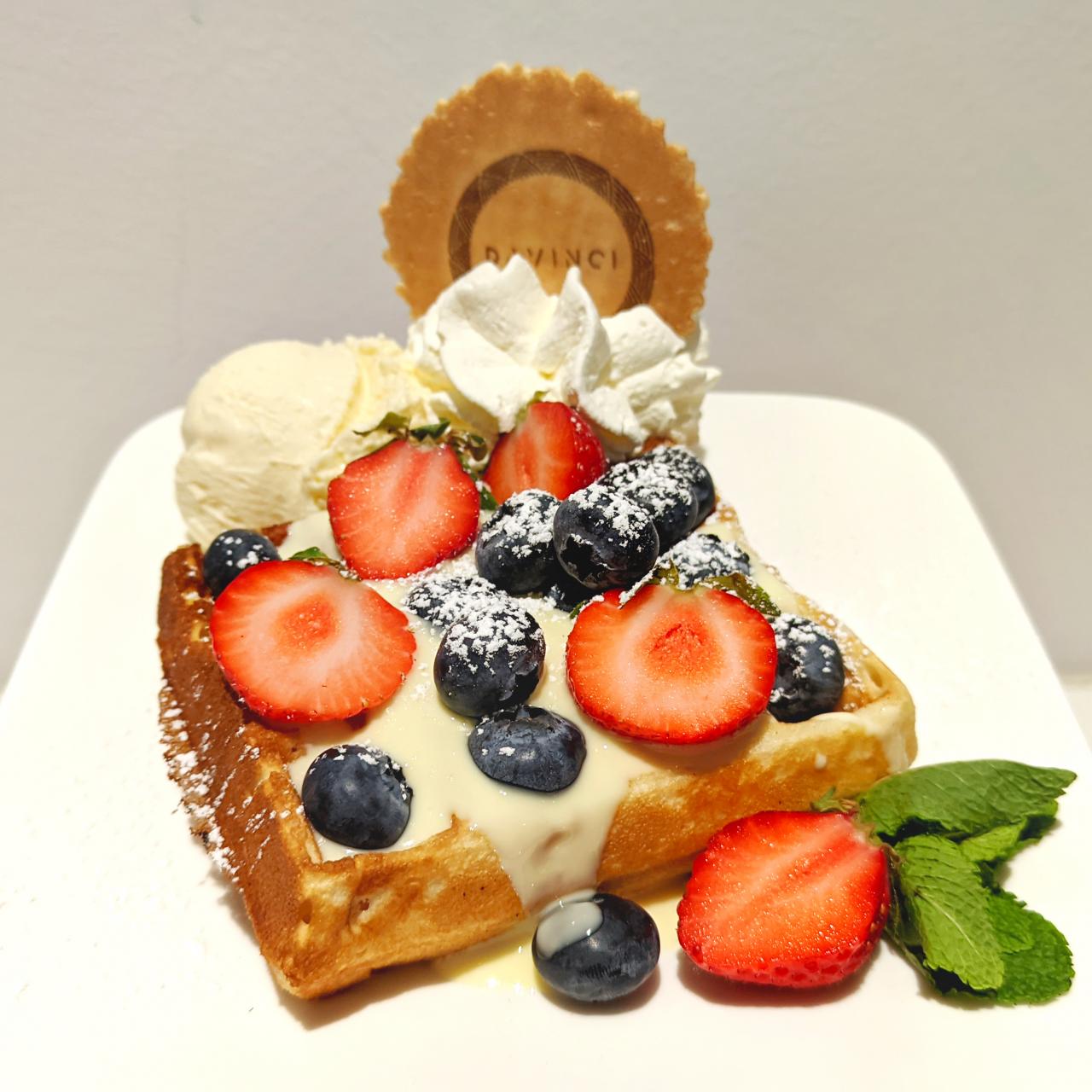 Vafelj s svežim sadjem